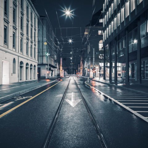 Photographie nocturne du quartier des Banques à Genève sous la pluie