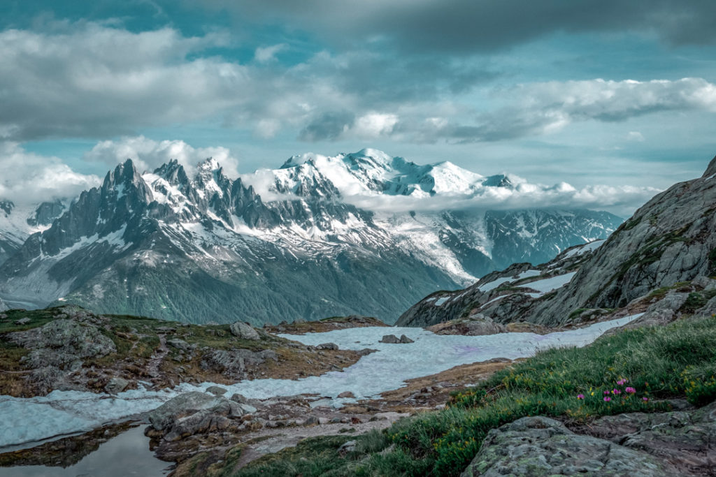 Lumière tombante sur le massif du Mont Blanc depuis la réserve naturelle des Aiguilles Rouges.