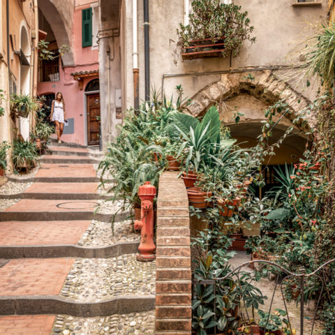 Jeune fille dans un jardin pittoresque de la vieille ville de Sanremo, La Pigna, Italie.