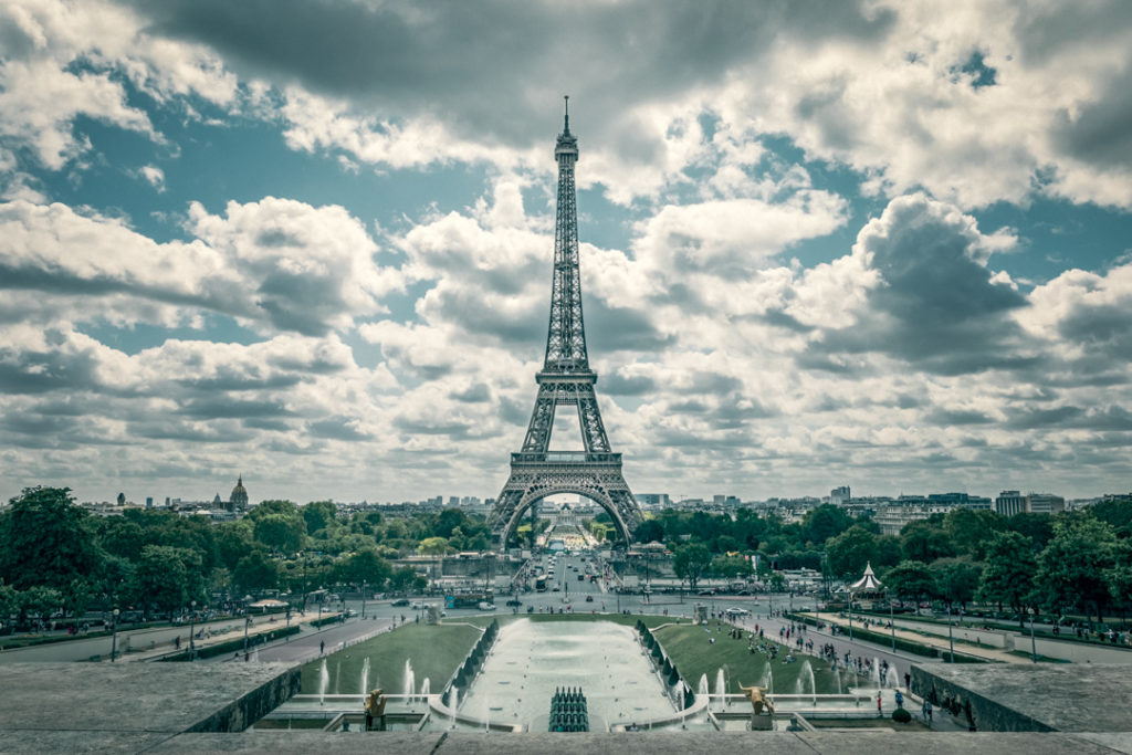 Paris, France - 30 juillet 2019 : Tour Eiffel à Paris, France, prise depuis l'esplanade du Trocadéro par une belle journée nuageuse.
