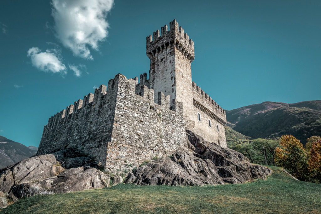 Vue du Château de Sasso Corbaro, également connu sous le nom de château d'Unterwalden et château de Sainte Barbara, se dressant fièrement sur une colline rocheuse à Bellinzona, Suisse.