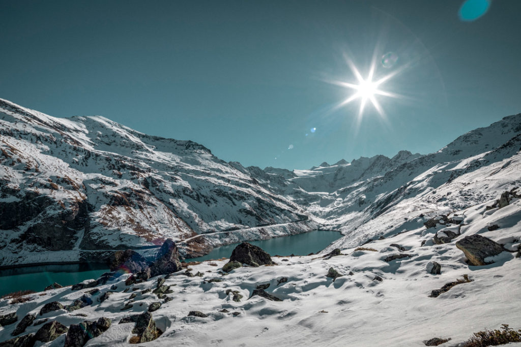 Lac de montagne et montagnes enneigées en Valais, Suisse. Lac de Moiry, au dessus de Grimentz, novembre 2018.