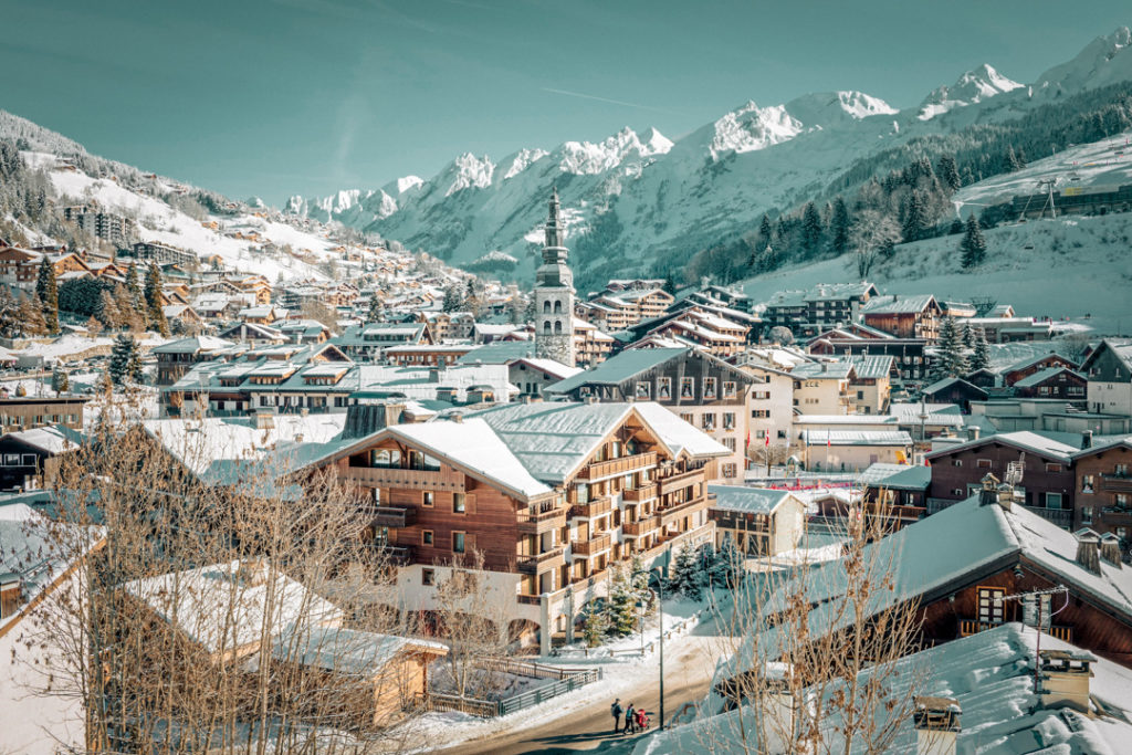 La Clusaz, située dans les Alpes françaises en Haute Savoie, est un beau petit village et une célèbre station de sports d'hiver.