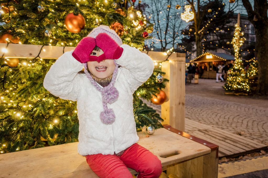 Une jeune fille profite de l'ambiance festive lors d'un marché de Noël à Genève en Suisse en décembre 2018.