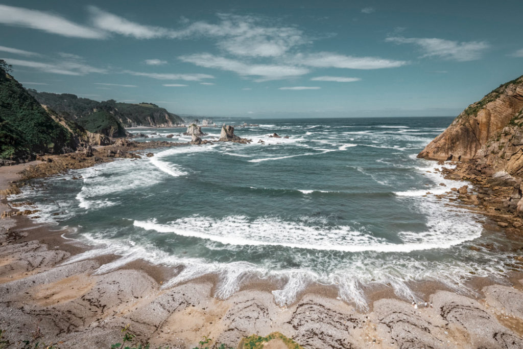 Côte des Asturies, Playa del Silencio, dans le nord de l'Espagne le long du golfe de Gascogne, mer Cantabrique, été 2018
