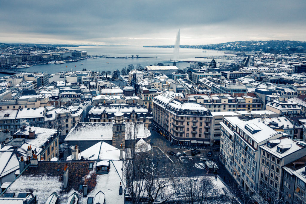 Vue étendue sur la Rade et la ville de Genève durant l'hiver 2017.