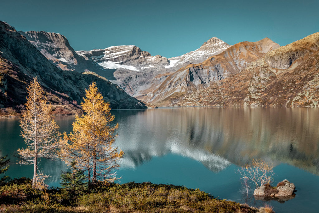 Magnifique paysage d'un lac de montagne sous un ciel bleu durant l'automne dans les Alpes suisses, Valais, Emosson.