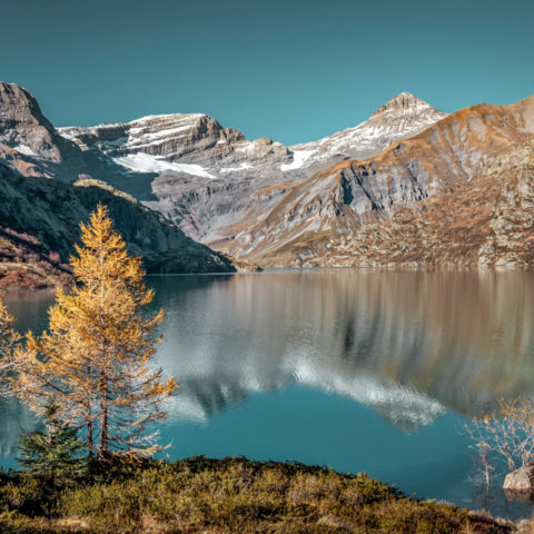 Lac de montagne d'Emosson en automne, Alpes Suisses