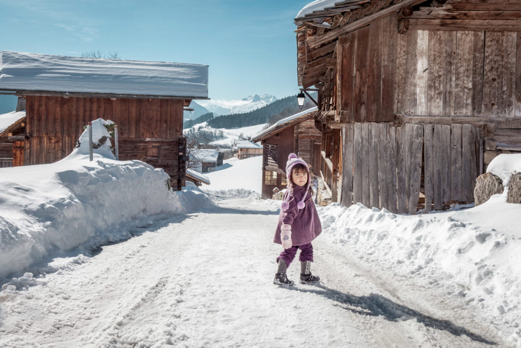 Jeune fille marchant dans les rues enneigées du Chinaillon au Grand-Bornand, Haute-Savoie, France, hiver 2017.
