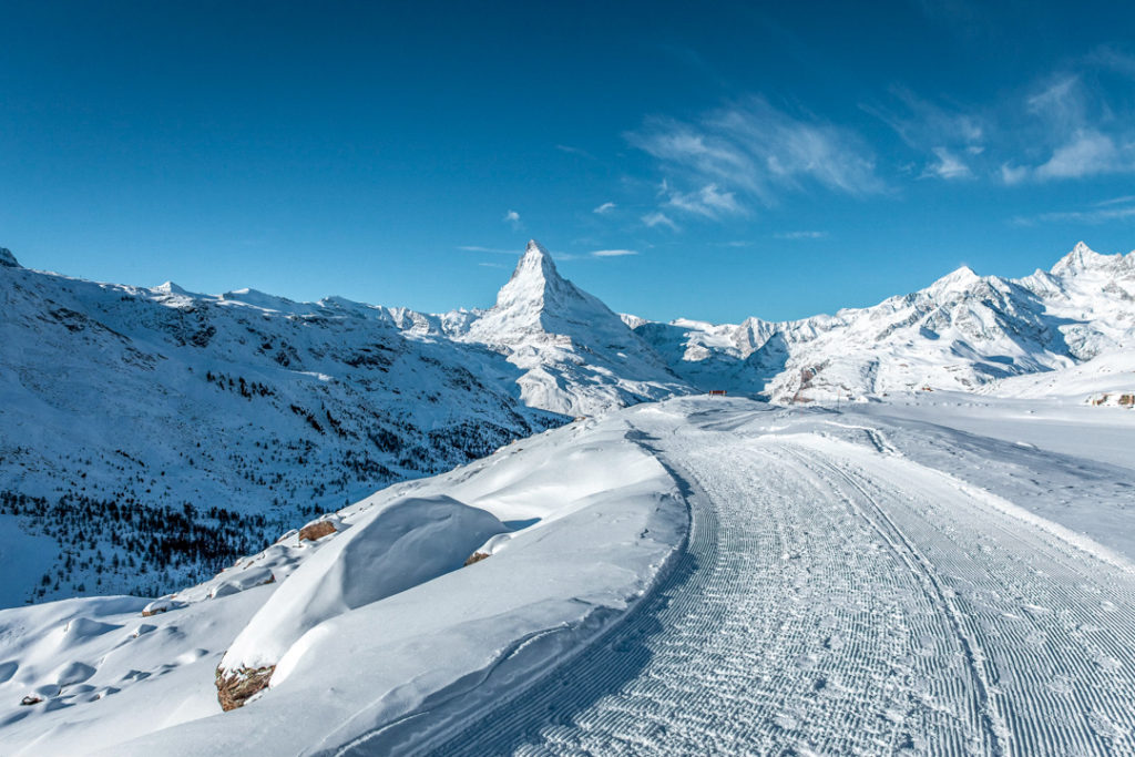 Chemin de randonnée en hiver devant le Cervin, Zermatt, Valais, Suisse