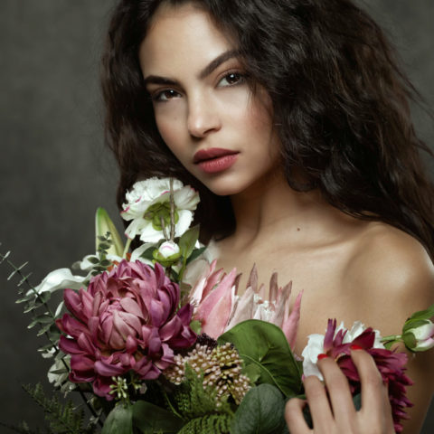 Séance de portrait floral d'une femme en studio à Genève