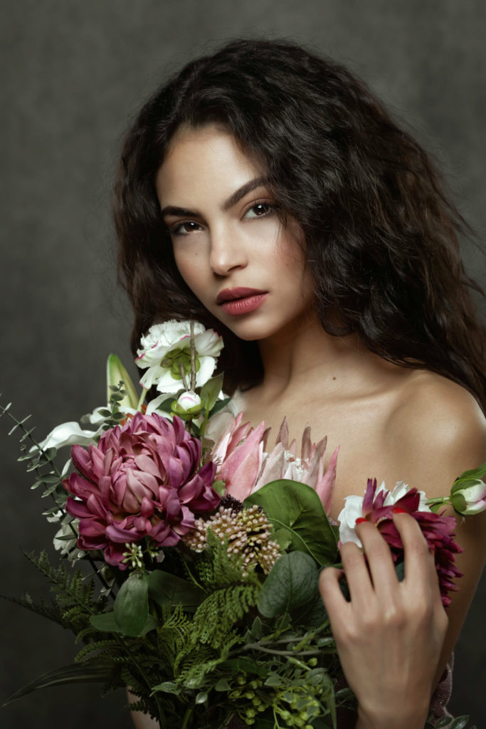 Portrait floral créatif d'une femme en studio à Genève