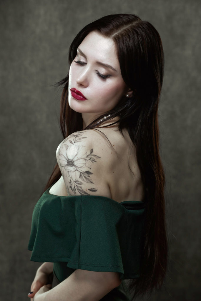 Portrait de femme créatif et sensuel, Olga Hovorka en robe verte