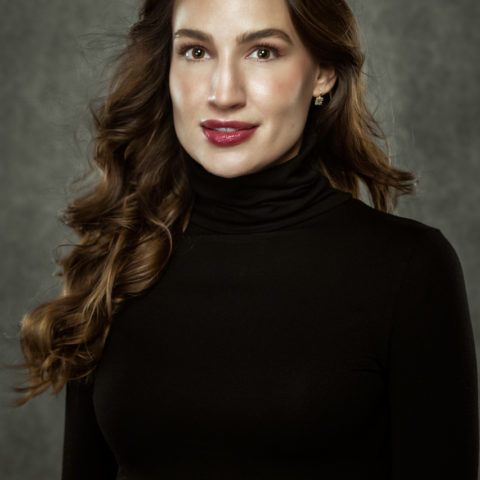 Portrait classique en studio d'une femme sophistiquée à Genève