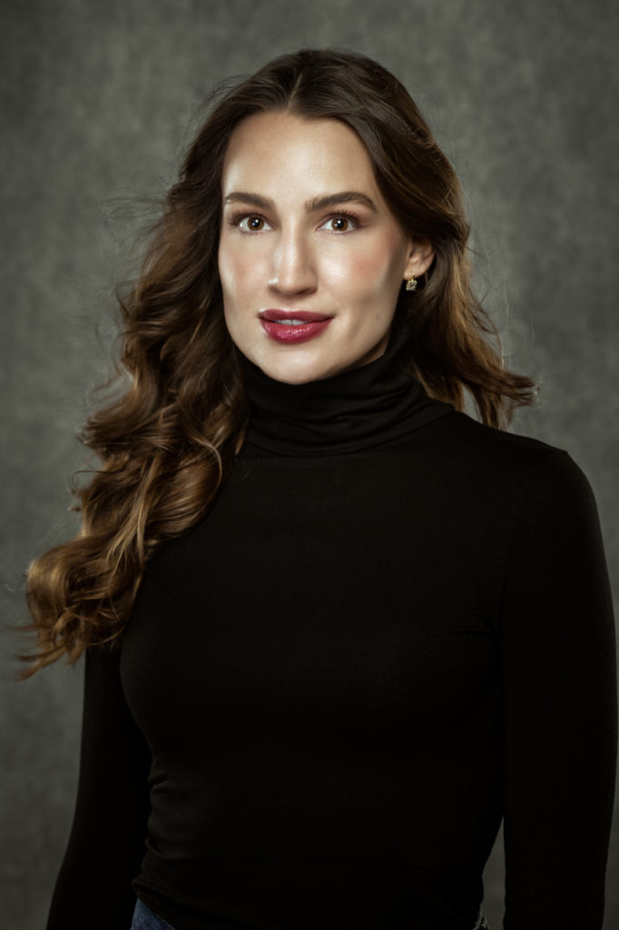 Portrait classique d'une femme sophistiquée en studio à Genève
