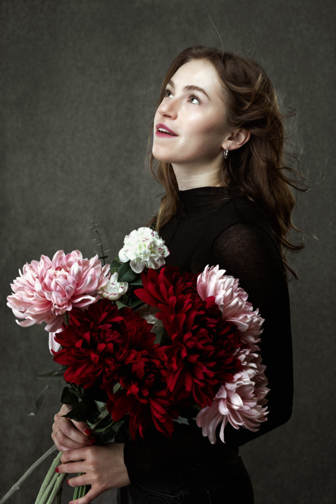 portrait femme floral, Genève, Abigail entourée de fleurs
