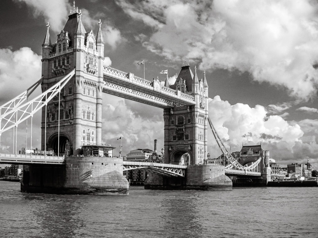 "Lueur sur le Pont" © 2007 Benoît Bruchez. Photographie numérique de paysage urbain, Tower Bridge, Londres, Angleterre. Disponible en impressions de haute qualité sur Fine Art America.