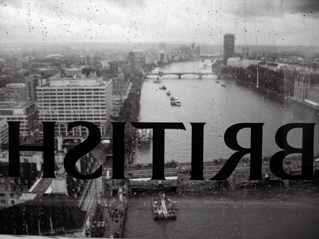 "Une Vue Britannique sous la Pluie" © 2007 Benoît Bruchez. Photographie numérique de paysage urbain, Londres, Angleterre. 