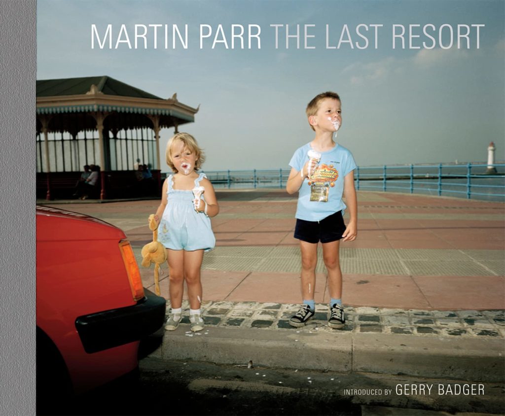 Une scène de 'The Last Resort: Photographs of New Brighton', la série emblématique de Martin Parr qui capture la station balnéaire britannique dans toute sa vivacité et sa réalité brute.