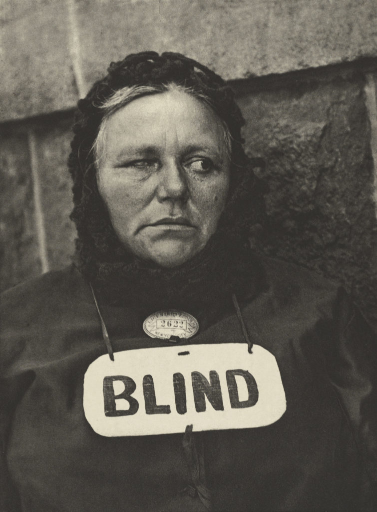 Blind (1916) - un portrait poignant capturé par Paul Strand, représentant une femme aveugle à New York. Un exemple emblématique du modernisme photographique.