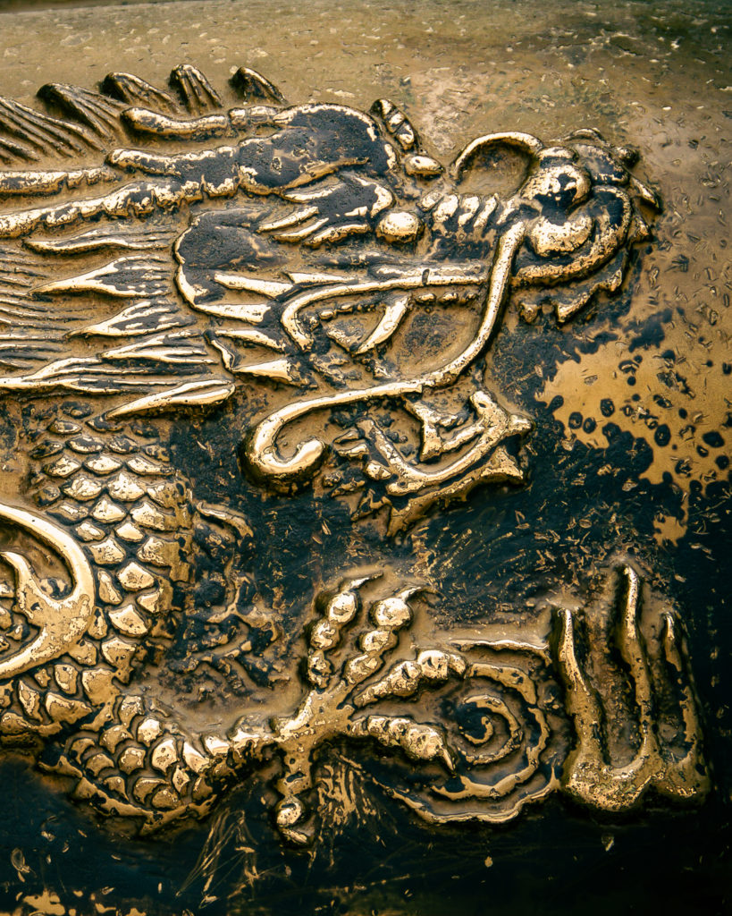 Tête de dragon sculptée sur un ancien pot à Tianjin