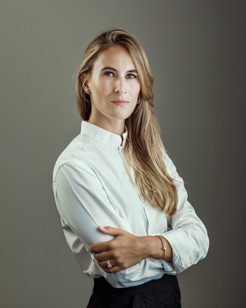 Portrait professionnel d'une femme d'affaires dans le secteur du luxe, capturé à Genève par Benoît Bruchez.