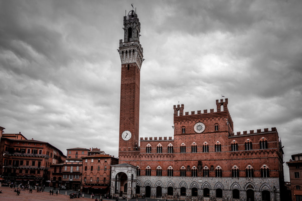 Palazzo Pubblico et Torre del Mangia sous un ciel orageux spectaculaire à Sienne