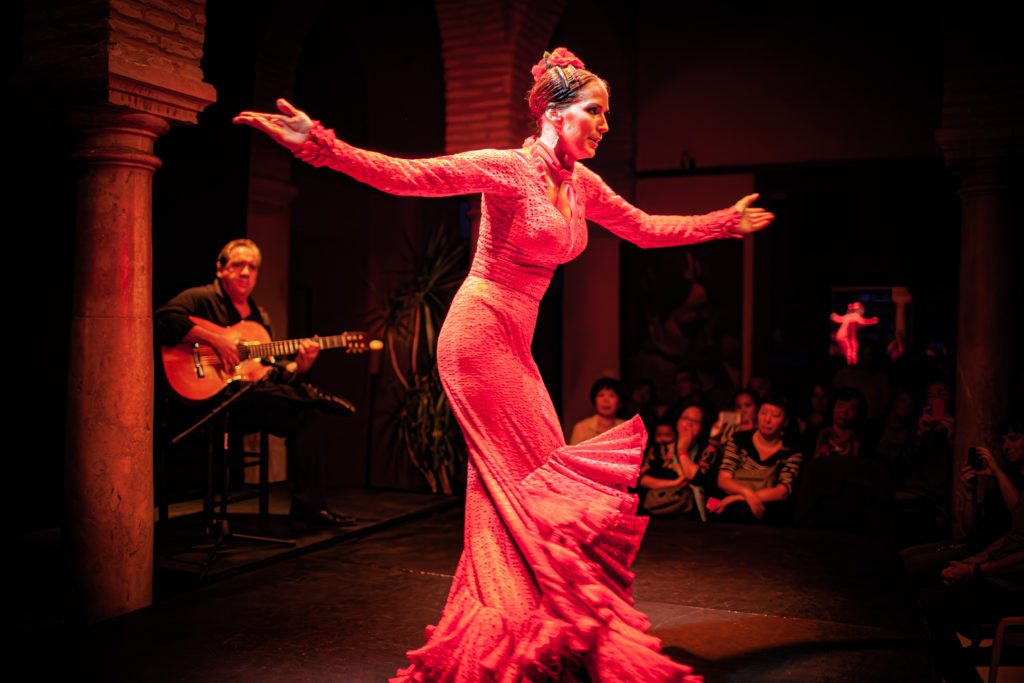 Une danseuse de flamenco capte la lumière et les regards