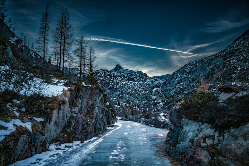 Randonnée au crépuscule, route verglacée près du lac d'Emosson en Suisse