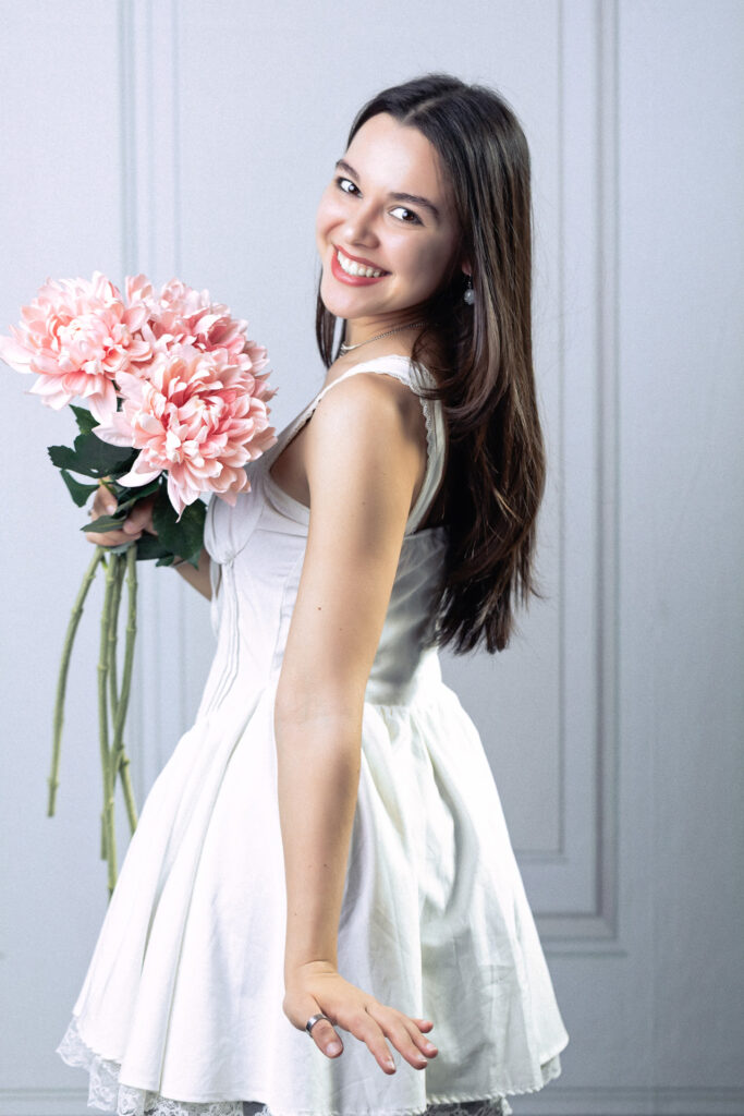 Portrait créatif femme avec pivoines roses – studio Benoit Photo Genève