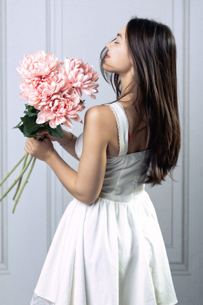 Portrait féminin robe légère et fleurs – séance En attendant le printemps