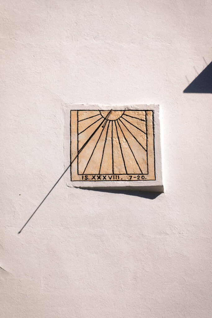 Cadran solaire gravé sur un mur blanc portant une inscription, Ciutadella, Minorque