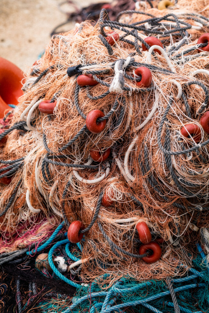 Filets de pêche en nylon coloré entassés et séchant au vieux port de Ciutadella, Minorque