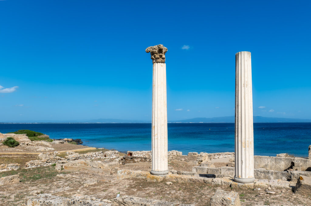 Sardaigne — colonnes romaines antiques face à la Méditerranée, presqu'île du Sinis près d'Oristano